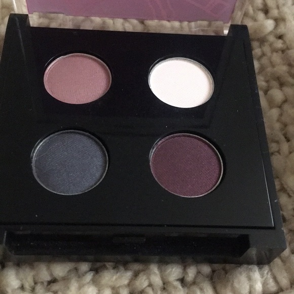 Eyeshadow Pallet - Picture 4 of 4